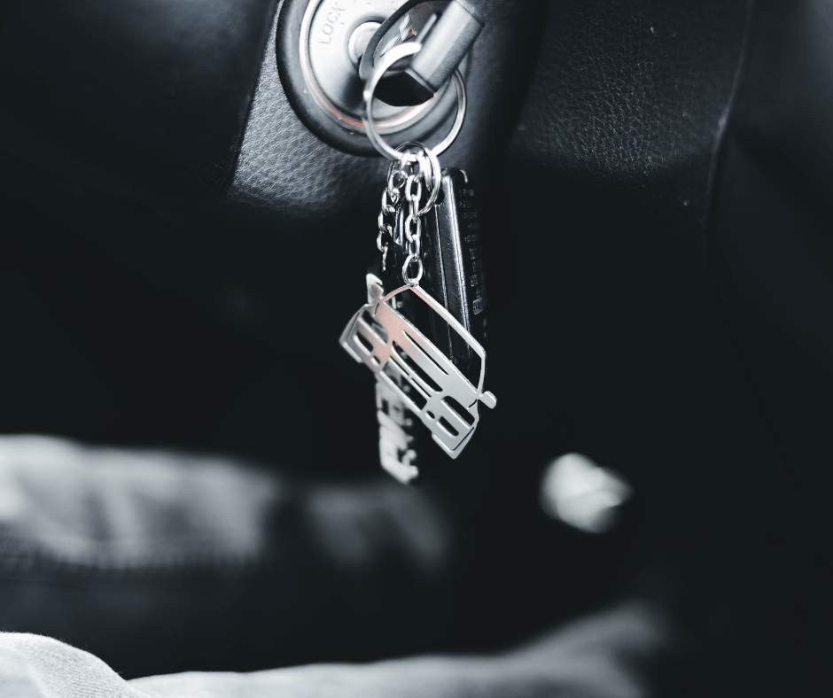 Sleutel in contactslot van auto