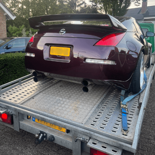Takelwagen vervoert personenauto