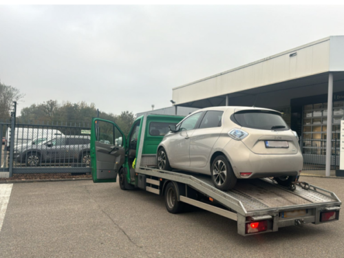 Sleepwagen vervoert personenauto na pechgeval